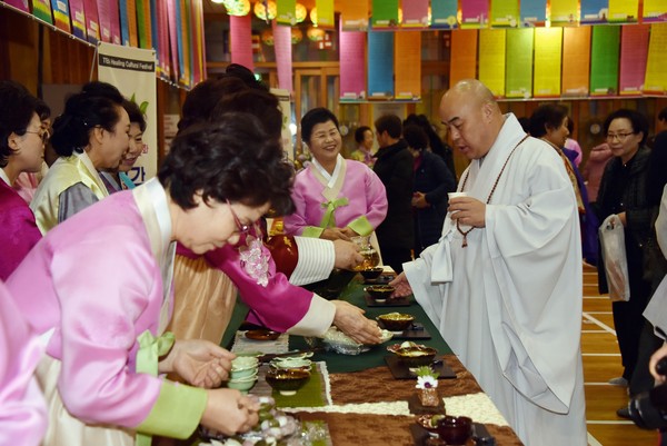 ▲ 삼광사 무원 주지스님이 2일 세계 차문화 평화 한마당에서 차를 마시고 있다.ⓒ삼광사