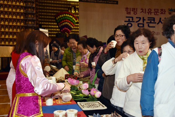 ▲ 2일 부산 삼광사에서 열린 세계 차문화 평화 한마당에서 신도들이 세계 차를 시음하고 있다.ⓒ삼광사