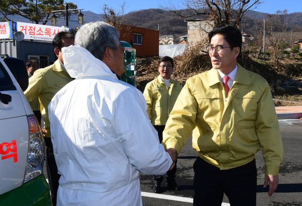 ▲ 김장주 경북도 행정부지사(오른쪽)는 2일 영주 풍기IC 앞을 찾아 고병원성 조류인플루엔자(AI)의 도내 유입을 차단하기 위한 현장 점검을 가졌다.ⓒ경북도 제공