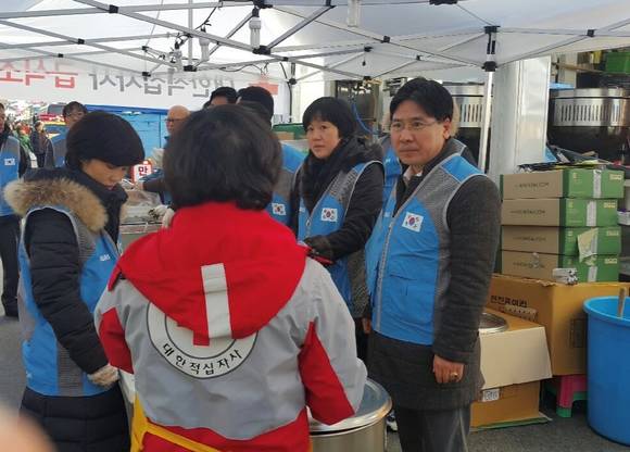 ▲ 김점수 한국가스공사 기획본부장이 복구현장을 지원하고 있는 모습ⓒ한국가스공사