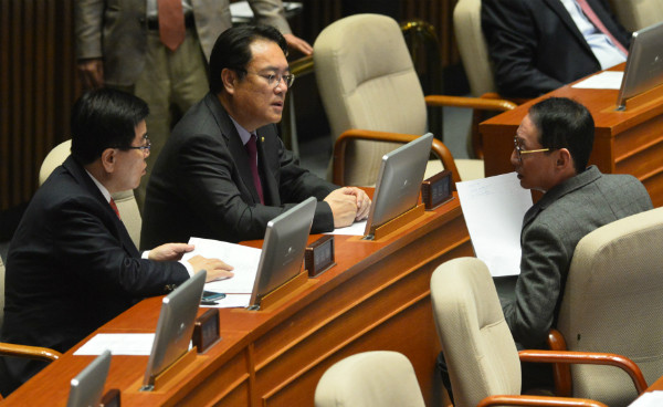 ▲ 새누리당 정진석 원내대표와 김광림 정책위의장, 김도읍 원내수석부대표가 3일 새벽 국회 본회의장에서 예산안 처리를 앞두고 뭔가 대화를 나누고 있다. ⓒ뉴시스 사진DB