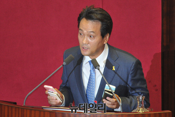 ▲ 민주당 안민석 의원이 11월11일 국회에서 열린 본회의 최순실 게이트 등 진상규명에 대한 긴급현안질문에서 총리 및 장관들에게 대포폰을 들어 보이며 "대포폰을 사용해 본 적이 있냐?"며 질문을 하고 있다. ⓒ뉴데일리 이종현 기자