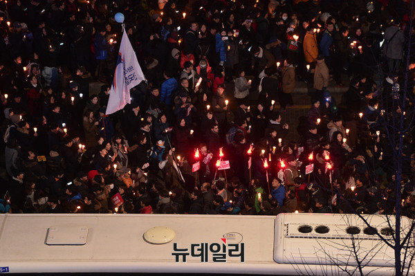 3일 광화문광장 일대에서 '박근혜 대통령 퇴진'을 요구하는 6차 촛불집회가 열렸다. 일부 시위 참가자들이 횃불을 들고 있다. ⓒ뉴데일리 정상윤 기자