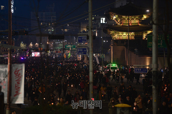 ▲ 촛불을 든 시민들이 청와대 방향으로 행진하고 있다. ⓒ뉴데일리 정상윤 기자