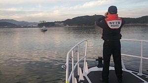 통영해경이 3일 경남 고성군 남포항 앞 해상에서 실종된 준설부선 실종자를 수색하고 있는 모습. ⓒ통영해경 제공