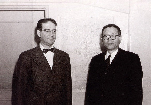 ▲ 무초 미국대사와 장면 총리. 미국은 장면을 대통령으로 간접선거하려던 계획을 막판에 포기하였다.(자료사진)