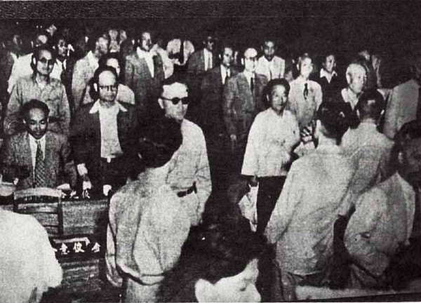 ▲ 부산 피난국회에서 기립표결로 발췌개헌 조항에 찬성하는 국회의원들.(자료사진)