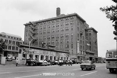 ▲ 을지로 입구 옛 반도호텔, 1936년 일본인이 세운 반도호텔은 해방후 하지 사령관, 무초등 미국인사들의 숙소였으며, 1970년대 롯데가 인수하여 철거하고 현재의 롯데호텔을 지었다. ⓒ연합뉴스