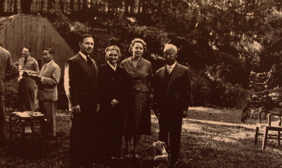 ▲ 부산 대통령관저에서 베푼 파티에 참석한 이승만 대통령 부부와 미국인고문 올리버 부부.(자료사진)