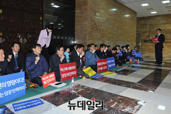 ▲ 더불어민주당이 국회 로텐더홀에서 탄핵소추안 처리를 주장하며 농성을 벌이고 있다. ⓒ뉴데일리 이종현 기자