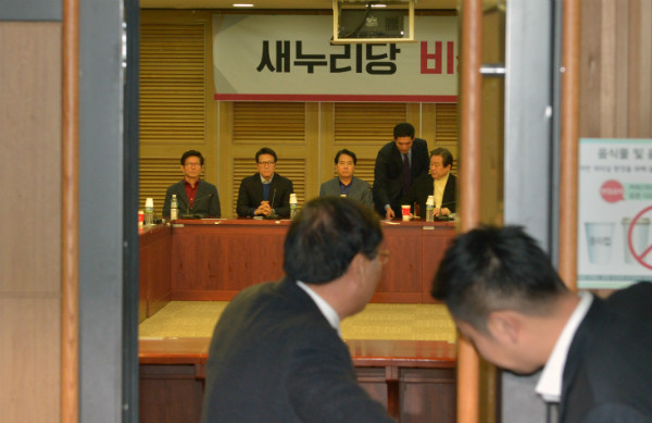 ▲ 새누리당 비박계 의원들이 4일 의원회관에서 비공개로 비상시국회의 총회를 열고 있다. 이날 총회에서는 박근혜 대통령의 입장 표명과 관계없이 9일 국회 본회의에서의 탄핵소추안 표결에 참여하기로 의견이 모였다. ⓒ뉴시스 사진DB