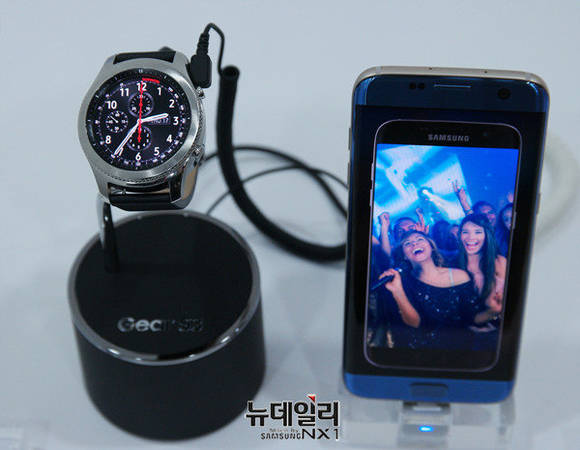 ▲ 삼성전자의 갤럭시S7엣지와 기어S3.ⓒ뉴데일리