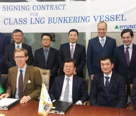 ▲ 현대미포조선 노사가 일감확보를 위한 수주활동에 힘을 모으고 있어 업계의 주목을 받고 있다. 사진은 최근 독일 함부르크에서 열린 슐테사와의 LNG벙커링선 수주계약식 장면.(앞줄 우측부터 현대미포조선 강원식 노조위원장, 현대중공업그룹 박승용 선박영업부문장(전무), 슐테사 크리스티앙 브로이엘(Mr.Christian Breuel) 탱커용선부문 사장)ⓒ현대미포조선