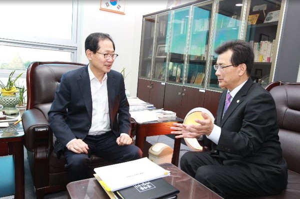 ▲ 이시종 충북도지사가 지난달 28일 오제세 의원(왼쪽)을 방문해 내년도 예산에 대한 의견을 나누고 있다.ⓒ충북도