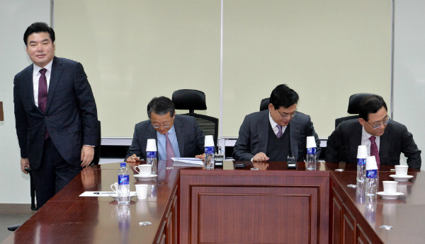 ▲ 새누리당 6인중진협의체가 5일 의원회관에서 회동을 갖고 비대위원장 논의의 무기한 중단을 선언한 직후, 협의체에 참여했던 원유철·김재경·정우택·주호영 의원(사진 왼쪽부터)이 무거운 표정으로 자리에서 몸을 일으키고 있다. ⓒ뉴시스 사진DB