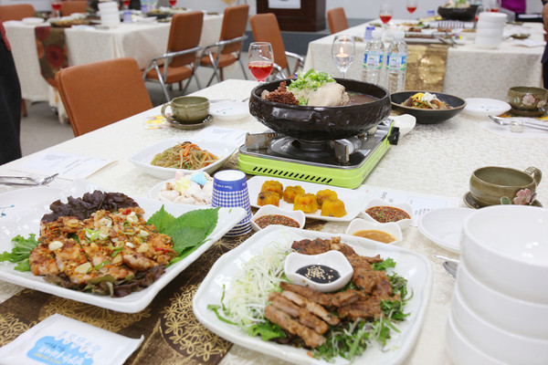 ▲ 닭마늘구이와 수수닭백숙 상차림 모습.ⓒ단양군