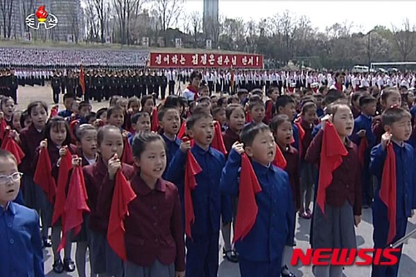 ▲ 당국의 행사에 강제동원된 북한 초등학생들. 북한에서는 학교 측이 나서서 가난한 학생들을 차별하고 있다고 한다. ⓒ뉴시스. 무단전재 및 재배포 금지.