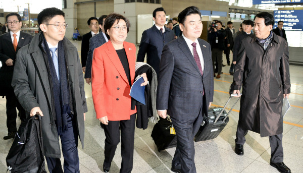 ▲ 원유철 의원을 단장으로 하는 새누리당 방미특사단이 5일 인천국제공항을 통해 미국 워싱턴 DC로 출국하고 있다. 사진 왼쪽부터 김세연·이혜훈·윤영석·원유철·안상수 의원. ⓒ뉴시스 사진DB