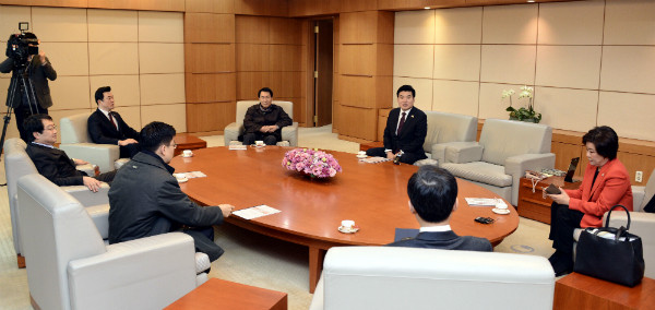 ▲ 원유철 의원(사진 가운데)을 단장으로 하는 새누리당 방미특사단이 5일 인천국제공항을 통해 워싱턴 DC로 출국하기에 앞서 귀빈실에서 환담을 나누고 있다. ⓒ뉴시스 사진DB