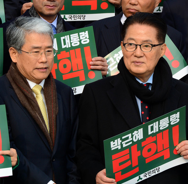 ▲ 국민의당 김동철 신임 비대위원장과 박지원 원내대표가 5일 오후 서울 여의도 국회 본청 앞 계단에서 열린 박근혜 대통령 탄핵 촉구 대회에 참석하고 있다. ⓒ뉴시스