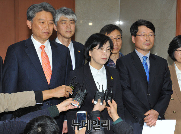 ▲ 옛 통합진보당 소속 이정희 전 대표 등이 5일 국회에서 기자회견 이후 기자들과 만나 질문을 받고 있다. ⓒ뉴데일리 이종현 기자