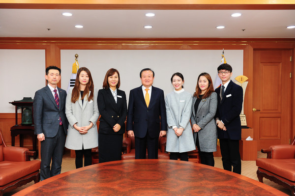 ▲ 김천시가 운영중인 ‘공무원 전문MC 운영’이 예산절감과 시정홍보에 큰 역할을 하고 있다. 사진은 박보생 김천시장(중간)과 공무원 전문MC의 기념촬영 모습.ⓒ김천시 제공