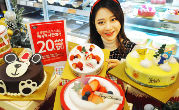 ▲ 5일 홈플러스 강서점에서 모델이 크리스마스 케이크를 선보이고 있다. ⓒ홈플러스