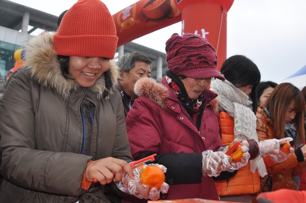 ▲ 205년 곶감축제에서 곶감깎기대회 장면.ⓒ영동군