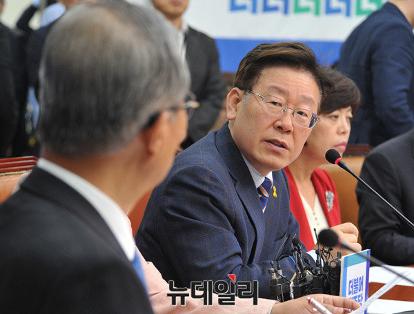 ▲ 이재명 성남시장 등 경기지방자치단체장들이 5월 31일 오전 국회에서 더불어민주당 당대표실에서 지방재정 개편관련으로 김종인 비상대책위 대표를 면담하고 있다. ⓒ뉴데일리 이종현 기자