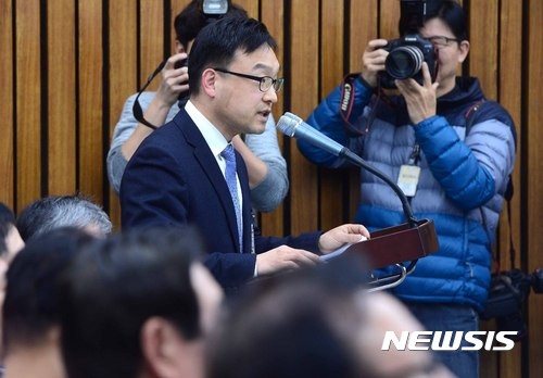 ▲ 이선우 청와대 의무실장 5일 국회에서 열린 국정조사 특별위원회에서 의원들의 질의에 답변하고 있다. ⓒ뉴시스