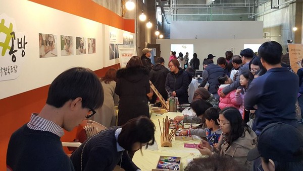 ▲ 충북 청주시가 지난달 개최한 ‘2016 젓가락페스티벌’에서 관람객들이 젓가락 만들기 체험을 하고 있다.ⓒ청주시