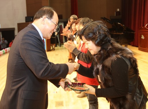 ▲ 류한우 군수(왼쪽)가 우수자원봉사자에게 상패를 전달하고 있다.ⓒ단양군