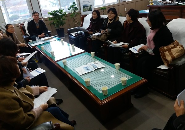 ▲ 단양학부모기자단이 기사작성법 등을 교육받고 있다.ⓒ단양교육지원청