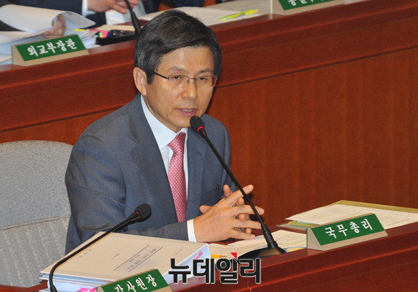 ▲ 국회 예결위에 출석해 답변하고 있는 황교안 국무총리. 박근혜 대통령에 대한 탄핵소추안이 의결되면 대통령권한대행이 된다. ⓒ뉴데일리 이종현 기자