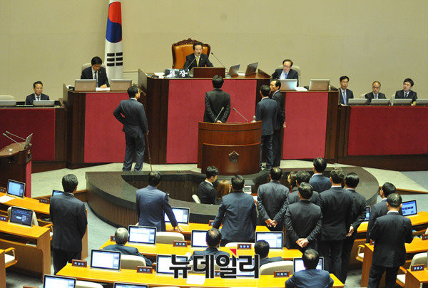 ▲ 국회 본회의에서 표결을 앞두고 새누리당 정진석 원내대표와 심재철 국회부의장, 더불어민주당 우상호 원내대표 등이 정세균 국회의장과 의견을 교환하고 있는 모습. ⓒ뉴데일리 이종현 기자