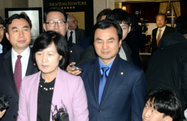 ▲ 더불어민주당 추미애 대표와 새누리당 김무성 전 대표최고위원이 지난 1일 회동을 마친 뒤 헤어지고 있다. ⓒ뉴시스 사진DB