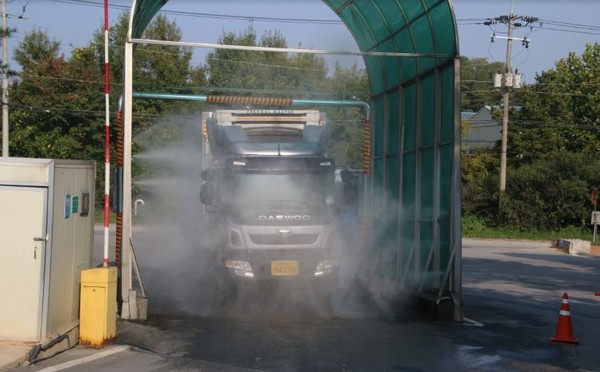 ▲ 충북도 방역대책본부가 운영하는 차량 거점 소독소.ⓒ충북도