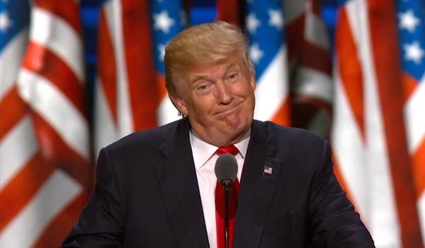 ▲ 美공화당 전당대회(RNC) 연설 당시 트럼프 후보의 모습. 그는 대선 기간 동안 '애플'처럼 해외에 하도급을 주면서 공장을 없애는 미국 기업을 비판했다. ⓒ美NBC뉴스 관련보도 화면캡쳐