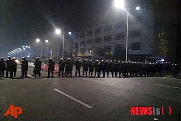 ▲ 中본토에 있는 '폭스콘' 공장에서 2,000여 명의 직원들이 처우 불만 등을 이유로 패싸움을 벌였을 당시 中공안 시위진압대의 모습. 대만 홍하이 그룹 계열사 '폭스콘'은 근로자들에 대한 비인간적인 처우로 악명이 높다. ⓒ뉴시스-AP. 무단전재 및 재배포 금지.