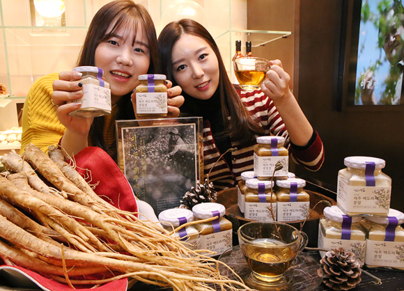 ▲ 6일 오전 현대백화점 직원들이 압구정본점 지하1층 명인명촌 매장에서 '백도라지 분말', '백도라지 분말 꿀'을 선보이고 있다.ⓒ현대백화점