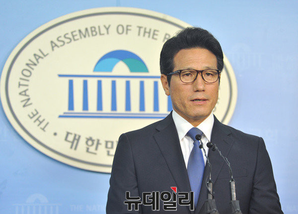 ▲ 새누리당 정병국 의원이 7일 라디오를 통해 "탄핵 소추안에 세월호 관련 내용이 담겨 있다"면서 "야당이 탄핵안을 통과시키려 하는 것인지 진정성이 의심된다"고 말했다. ⓒ뉴데일리 이종현 기자