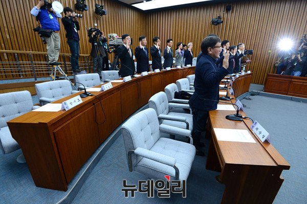 ▲ 7일 오전 최순실 국정농단 국정조사특별위원회 청문회에 출석한 일부 증인들이 선서를 하고 있는 가운데, 최순실·장시호 등의 증인석은 비어 있다. ⓒ국회 사진공동취재단