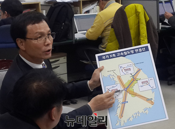 ▲ 충북도 조병옥 균형건설국장이 7일 도청에서 충북선철도 고속화사업 예비타당성조사 선정에 대해 설명하고 있다.ⓒ김종혁 기자