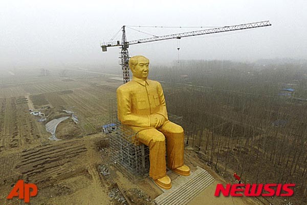 中허난성의 한 시골에 들어섰던 37m 높이의 마오쩌둥 동상. 2016년 1월 철거됐다. 여전히 마오쩌둥을 숭상하는 中공산당의 대외적 행태는 마치 '홍위병'을 보는 것 같다. ⓒ뉴시스-AP. 무단전재 및 재배포 금지.