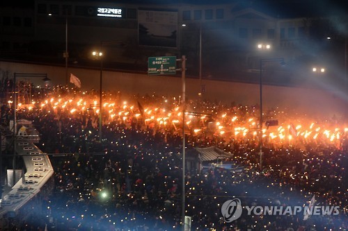 3일 오후 서울 광화문광장에서 열린 박근혜 대통령 퇴진을 요구하는 6차 주말 촛불집회에 참가한 시민들이 횃불을 들고 청와대 방향으로 행진하고 있다. ⓒ연합뉴스