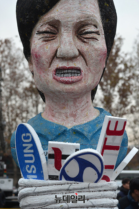 ▲ 지난 달 30일 민주노총 총파업에 등장한 '박근혜 대통령이 포승줄에 묶인 조형물'. ⓒ뉴데일리 정상윤 기자