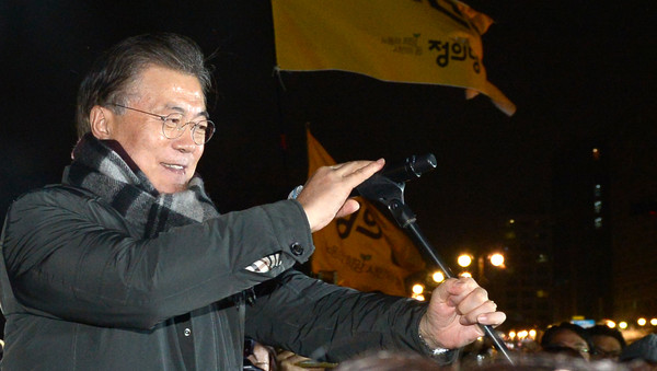 ▲ 더불어민주당 문재인 전 대표가 5일 오후 서울 여의도 국회 앞에서 열린 '국민과 함께하는 여의도 촛불'에 참석해 발언대에서 마이크를 잡고 있다.ⓒ뉴시스