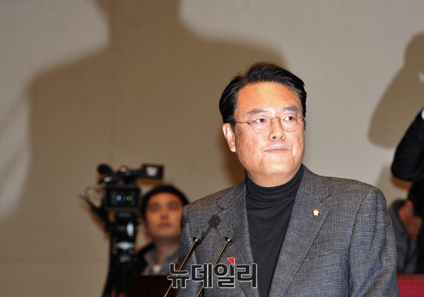 ▲ 새누리당 정진석 원내대표가 지난 6일 재신임 받은 가운데, 7일에는 오는 8일에 있을 탄핵절차 논의를 위해 장고에 들어간 것으로 알려졌다. ⓒ뉴데일리 이종현 기자