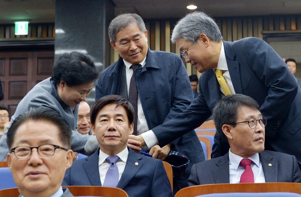 ▲ 국민의당 김동철 비상대책위원장이 7일 오전 서울 여의도 국회에서 열린 의원총회에 참석해 의원들과 악수하고 있다. ⓒ뉴시스