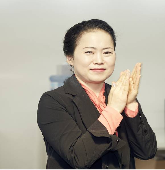 ▲ 전영해씨(현명관 마사회 회장)가 모임에 참석해 박수를 치는 모습ⓒ뉴데일리